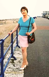 Be an (Extra-)Ordinary Girl with Womanly Hips